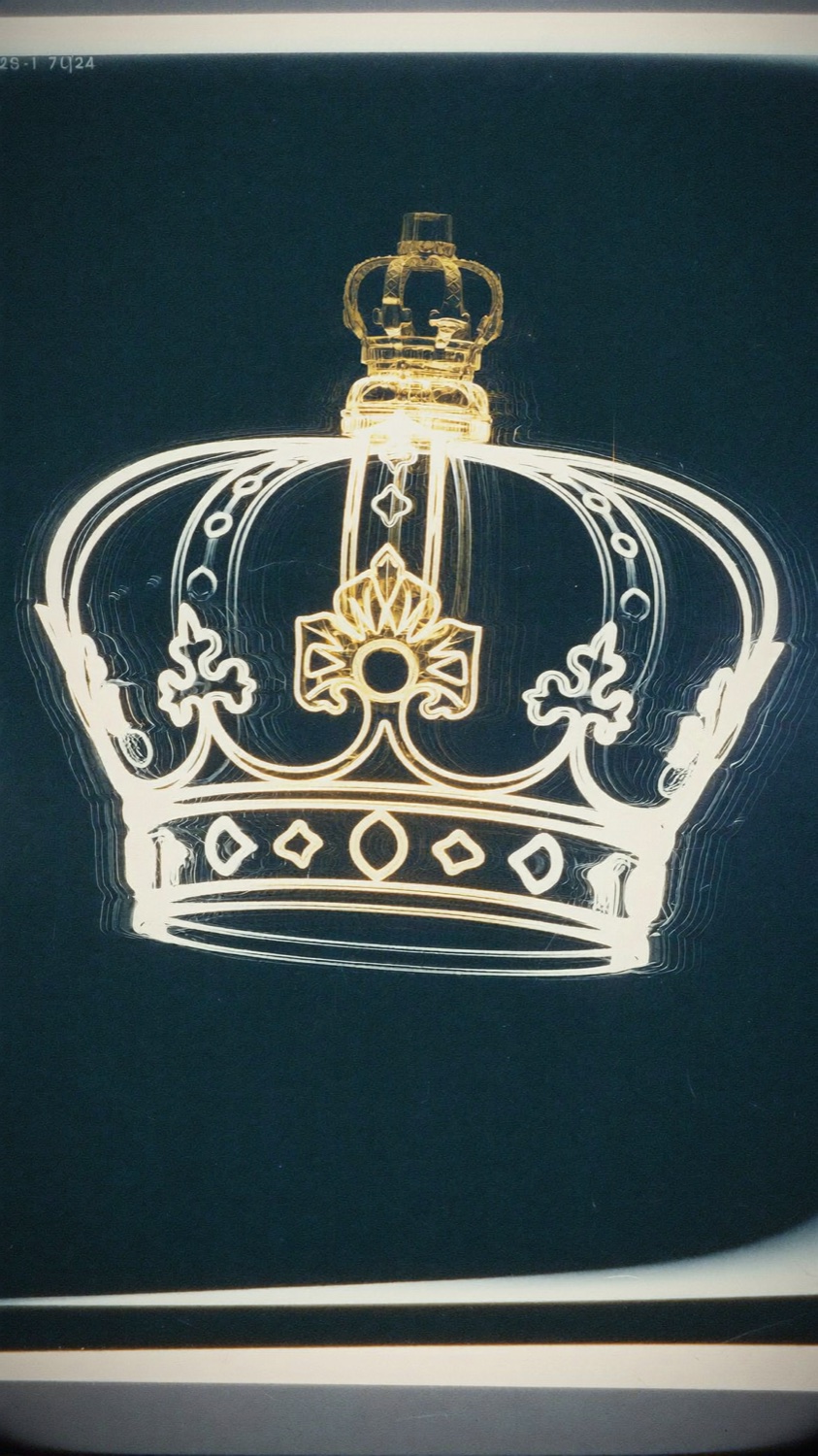 Couronne en or photographiée dans une lumière sombre et précieuse