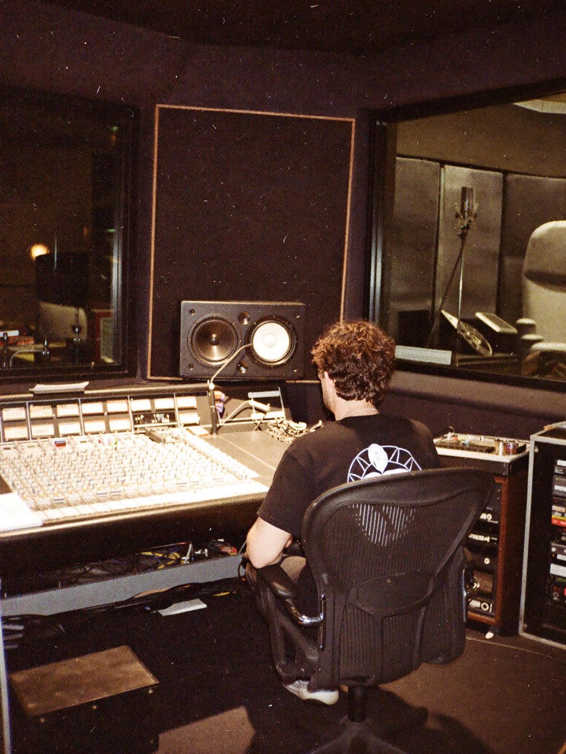 Silhouette de dos dans un studio de musique, présence anonyme et cinématique